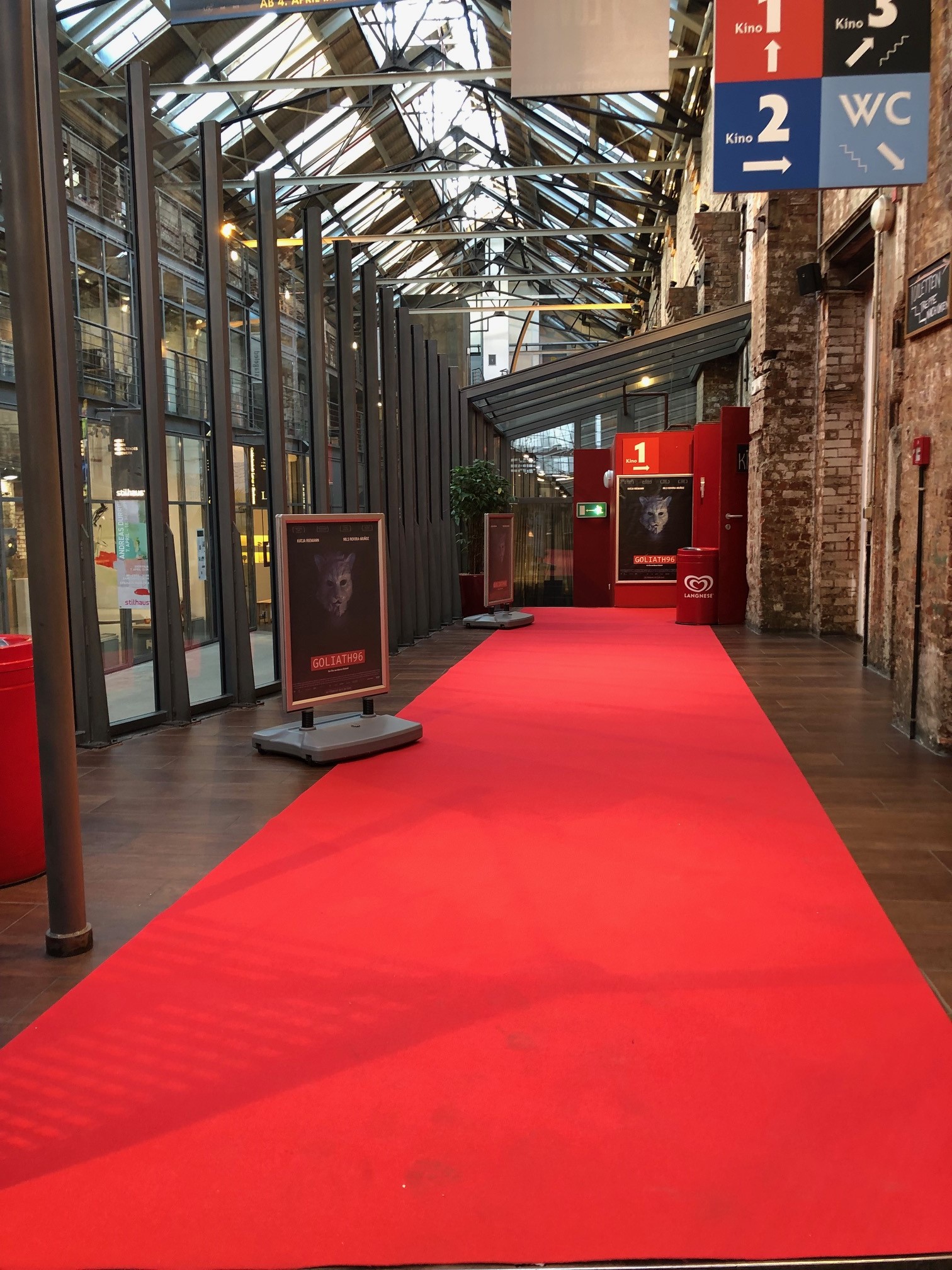 Roter Teppich im zeise Foyer